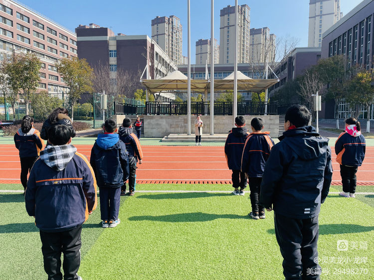 【灵美龙小&middot;龙岸】弘扬雷锋精神，争做新时代好少年——龙潭中心小学开展学雷锋系列活动_html_mef8810b.jpg