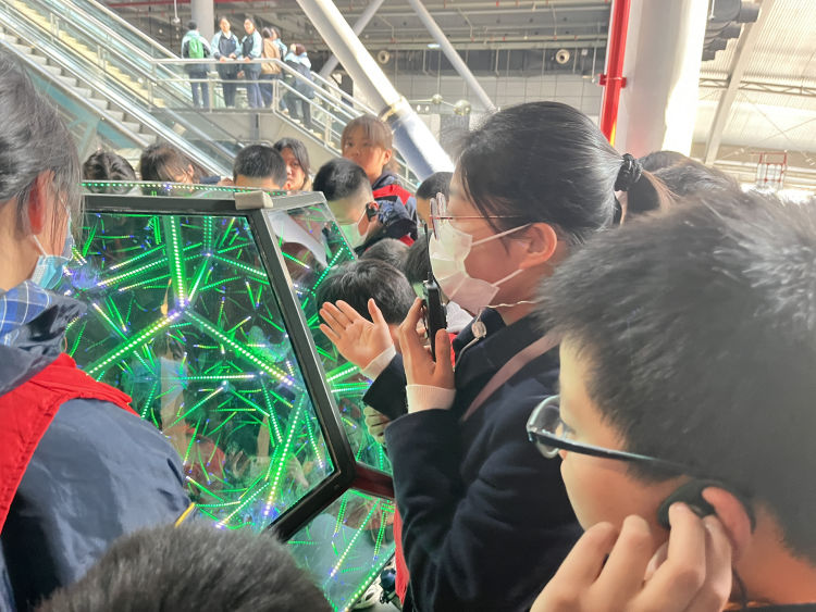 【江畔先锋·团队活动】童心探奥秘，科学启智慧——龙潭中心小学江畔人家分校少先队员代表走进南京科技馆_html_1a77d713.jpg