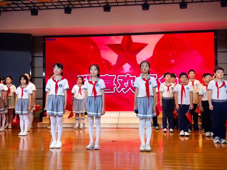 2025.9.29童声颂祖国 薪火永相传——龙潭中心小学开展“红领巾爱祖国”校园朗诵比赛_html_m6d9da622.jpg