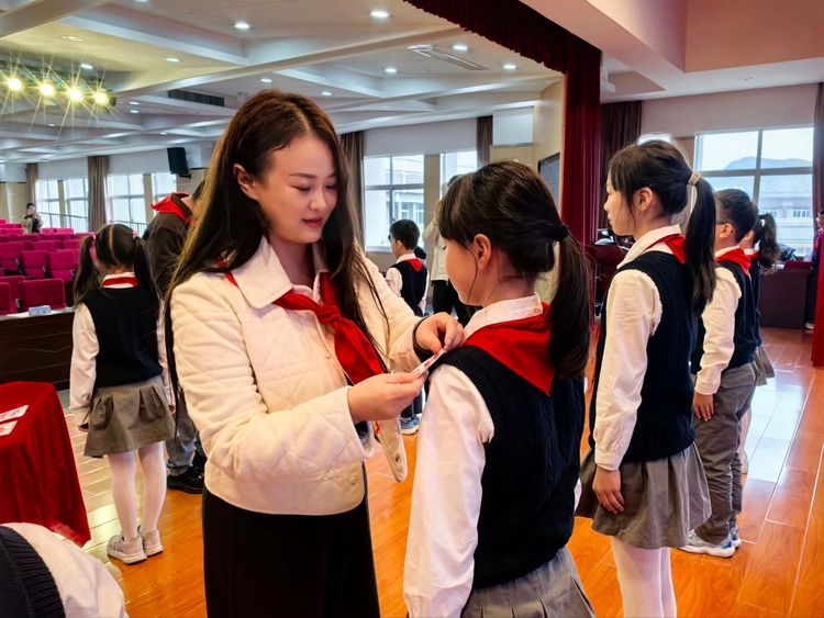 2025.10.22 强国复兴有我 争当新时代好少年 ——龙潭中心小学召开第七次少先队代表大会_html_mbba00d2.jpg