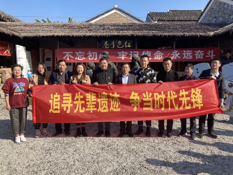 【龙小龙岸·先锋】追寻先辈遗迹 争当时代先锋——龙潭中心小学龙岸花园校区党支部开展主题党日活动