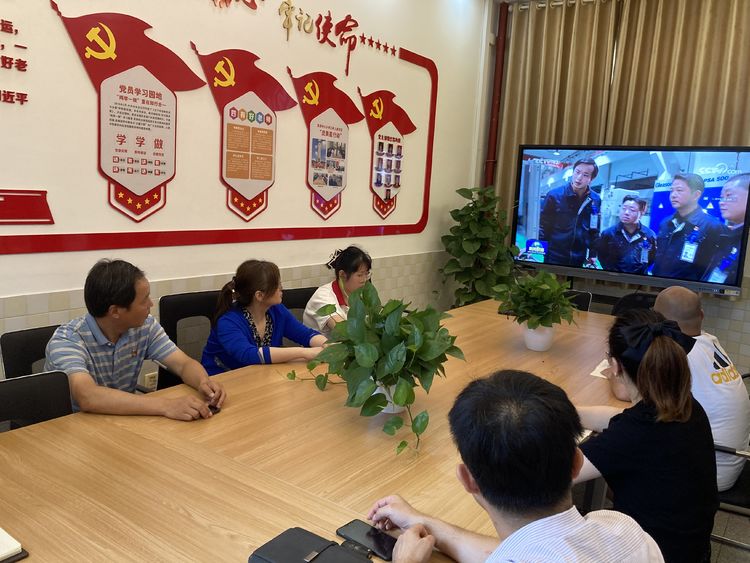 【江畔先锋】党员突击队 铸造中国“心”—龙潭中心小学江畔人家校区组织收看优秀共产党员事迹_html_m5aac6987.jpg