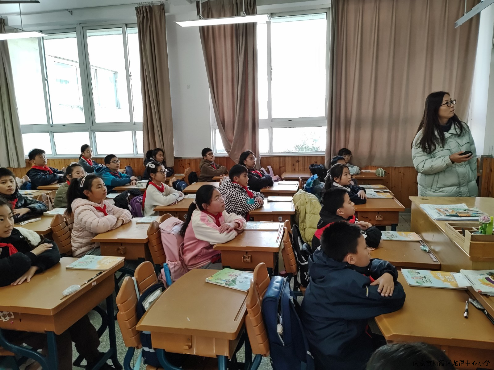 【灵美龙小•江畔】基于主题的板块教学