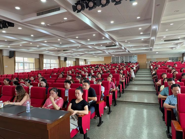 2025.8.25家校协同筑根基 自理赋能向新程——龙潭中心小学开展一年级家长学校活动_html_m748ef41b.jpg