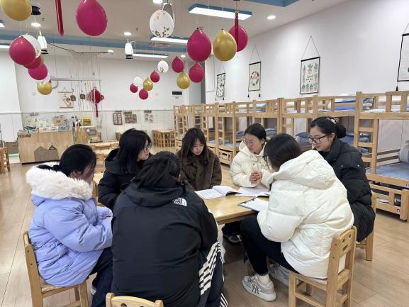 241202思而有“得” “议”而进步——栖幼翡翠天域园中班年级组《冬天里》主题课程前审议_html_33920100.jpg