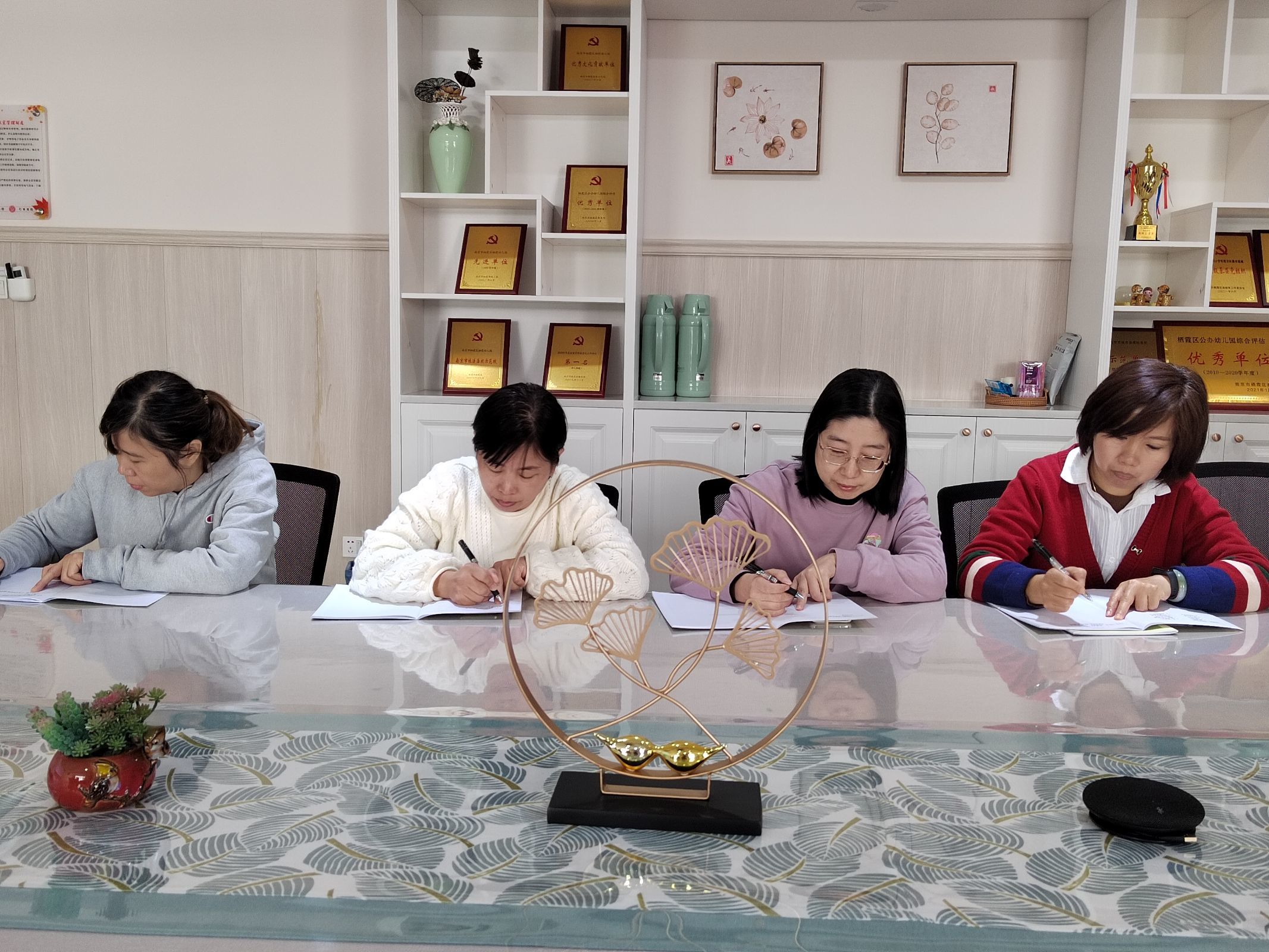 221010坚守教育初心 践行育人使命——记栖霞幼儿园石埠湾园师德师风学习活动 朱美安_html_3af343e8.jpg