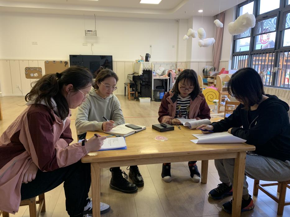 220218课程审议作用大 主题活动再出发————栖霞幼儿园翡翠天悦园小班年级组课程审议及生活教研活动_html_61da3fce.jpg