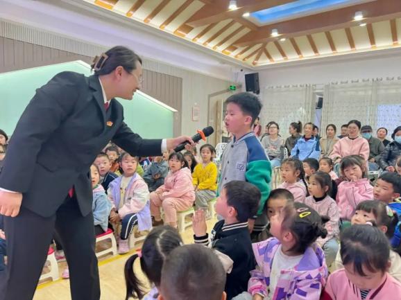 240419防校园欺凌 为成长护航——栖幼五福园法治副校长进校园家长普法活动_html_m8f72b3b.jpg
