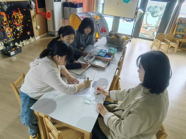 250509聚焦问题研推进 共筑幼儿乐成长——栖霞幼儿园翡翠天域园小班年级组课程审议活动_html_18d78a23.jpg
