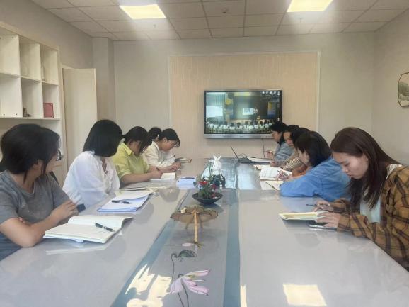 【枫香栖幼】关注儿童发展 践行《指南》精神  ——栖霞幼儿园翡翠天域园业务学习活动