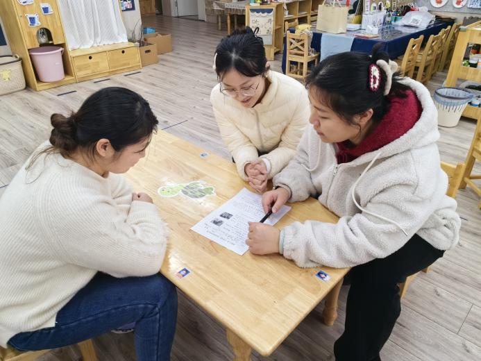 231228聚焦课程审议 助力师幼成长——栖霞幼儿园石埠湾园小班组《甜甜的新年》课程审议活动_html_m3fca3723.jpg