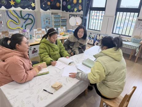 251204深耕课程审议 赋能幼儿成长——栖霞幼儿园翡翠天悦园大班年级组课程审议_html_2a3db685.jpg