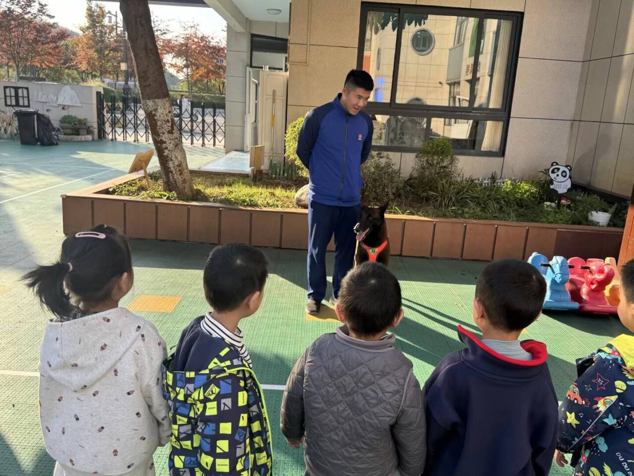 251111筑牢消防墙 安全护成长——记栖霞幼儿园红枫分园消防应急疏散演练活动_html_292fdeb.jpg