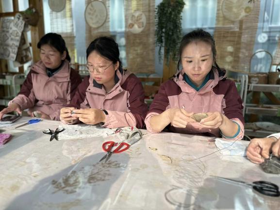 2401121以研促教 聚力前行——栖霞幼儿园翡翠天域园游戏教研活动_html_30f387ac.jpg