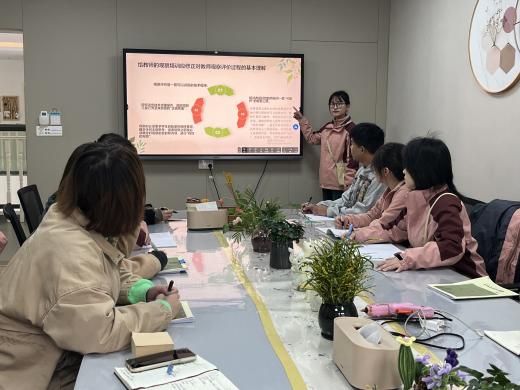 241118聚焦社会领域 细研核心素养—栖霞幼儿园翡翠天悦园社会领域组教研活动_html_m4d6d5c42.jpg