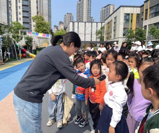 【枫香栖幼】网络安全 你我“童”行 ——栖霞幼儿园翡翠天悦园网络安全国旗下讲话