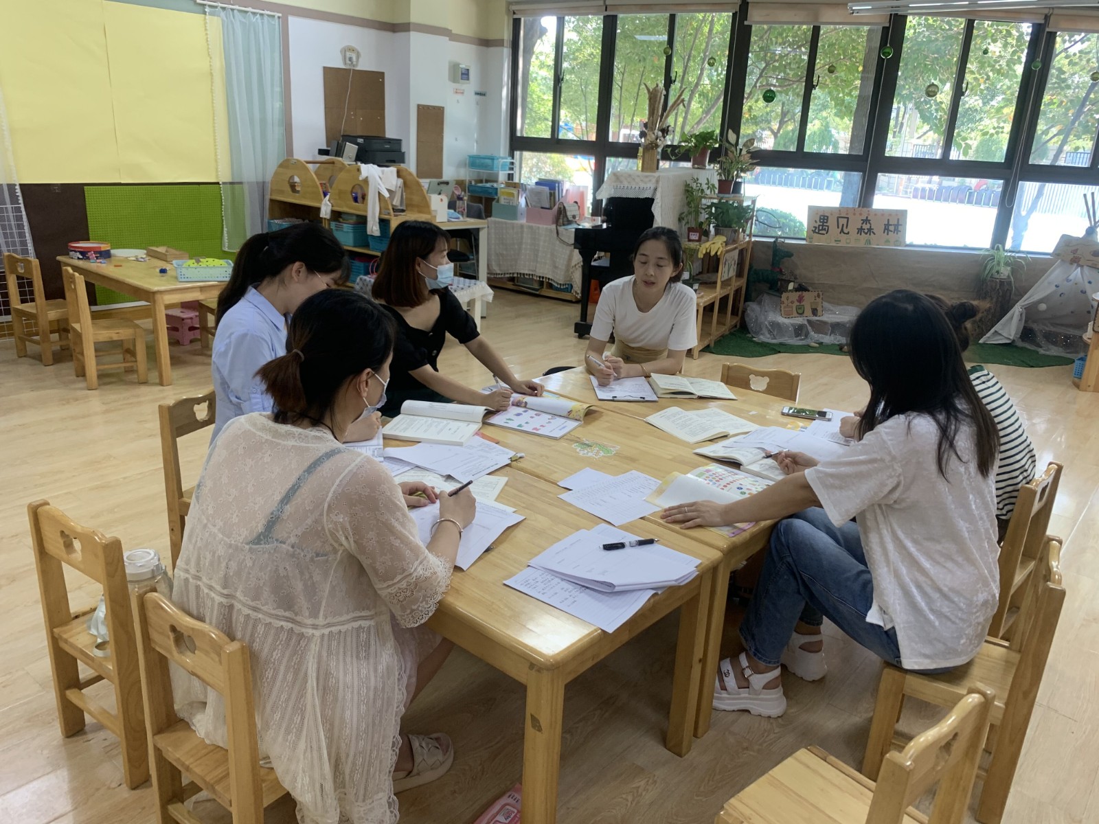 【枫香栖幼】走进儿童 共思共研  ——栖霞幼儿园五福园小班年级组课程审议活动
