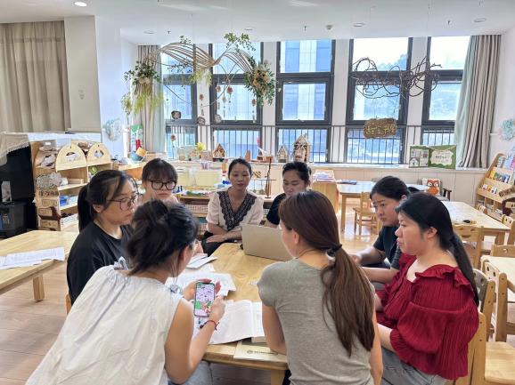 240822凝智慧 共审议——栖霞幼儿园翡翠天域园中班年级组课程审议组活动_html_m68b9a37a.jpg