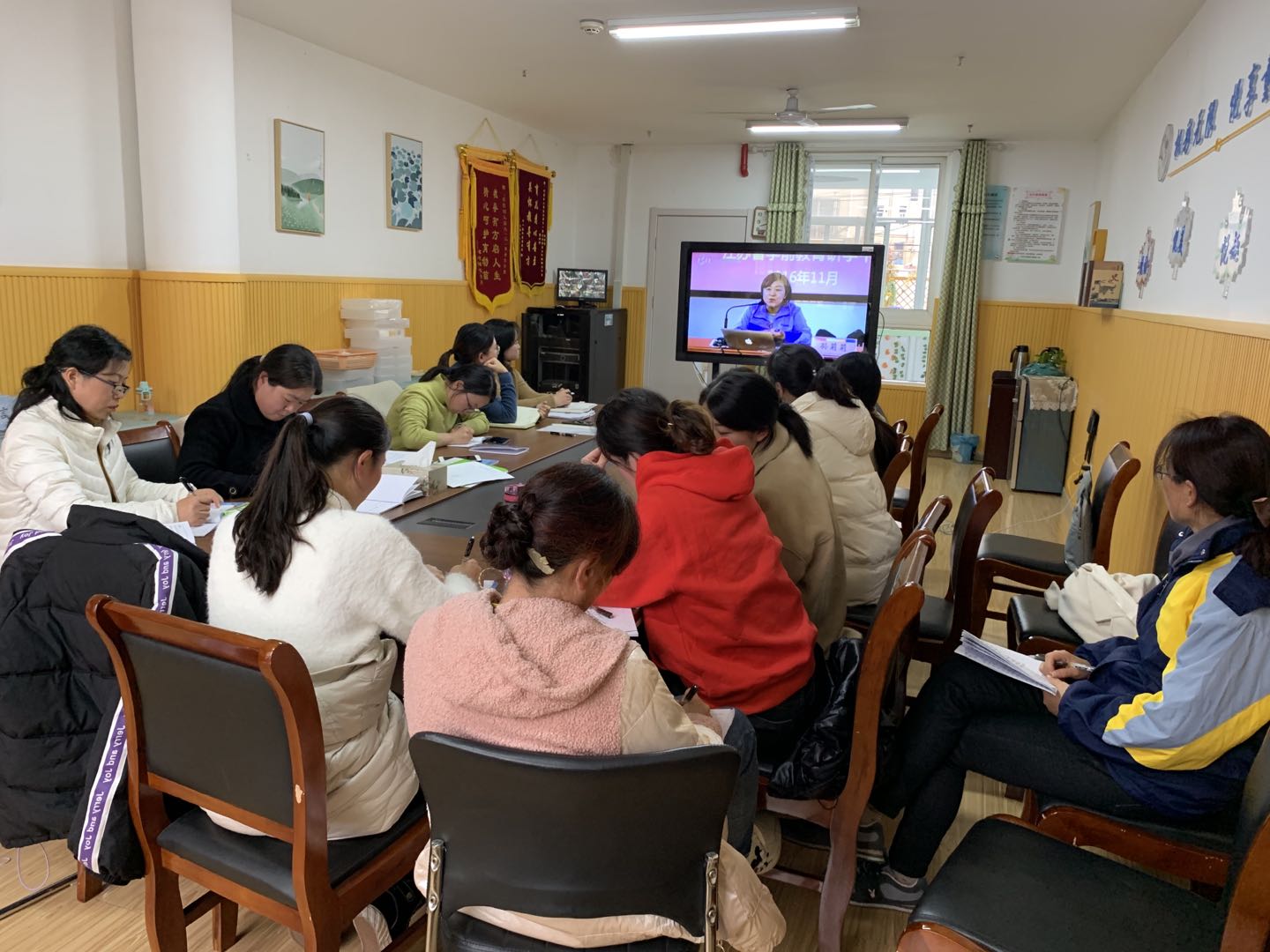 【枫香栖幼】观摩学习收获多 交流分享促成长  ——栖霞幼儿园红枫园业务学习活动