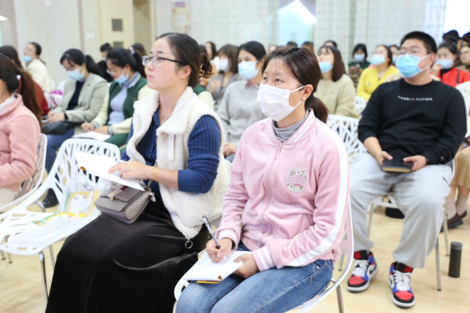 【枫香栖幼】伴游戏成长 向愉悦而行  ——栖霞幼儿园五福园与行知幼儿园课程游戏化共建学习活动