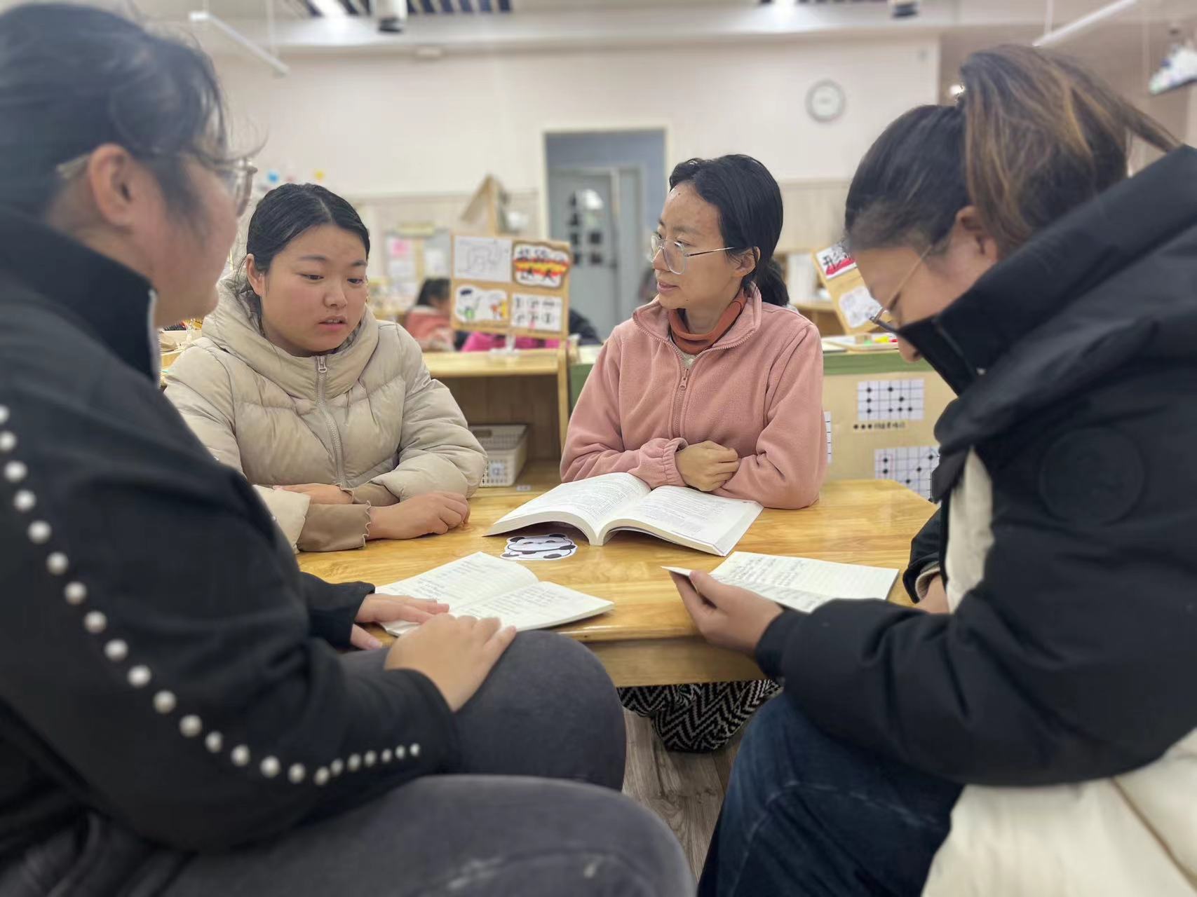 231113聚焦课程审议 推动课程实施——栖幼石埠湾园中班组好邻居主题课程审议活动_html_2093fe18.jpg