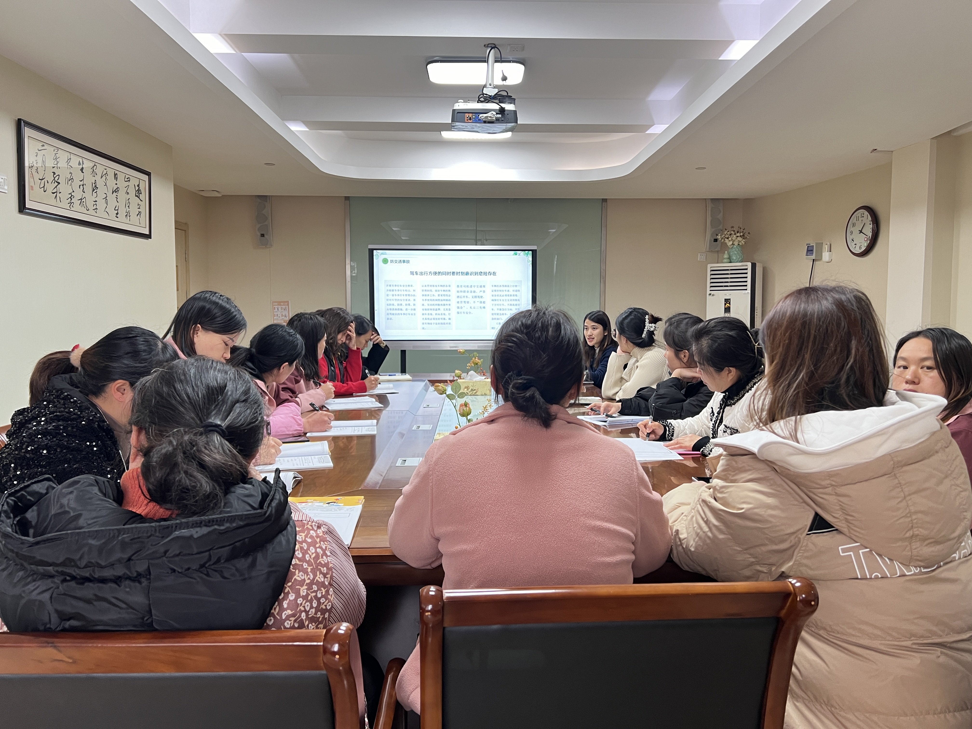 231213强化安全意识 筑牢冬日防线 ——栖霞幼儿园五福园安全工作专项会议及培训_html_m6e58d426.jpg