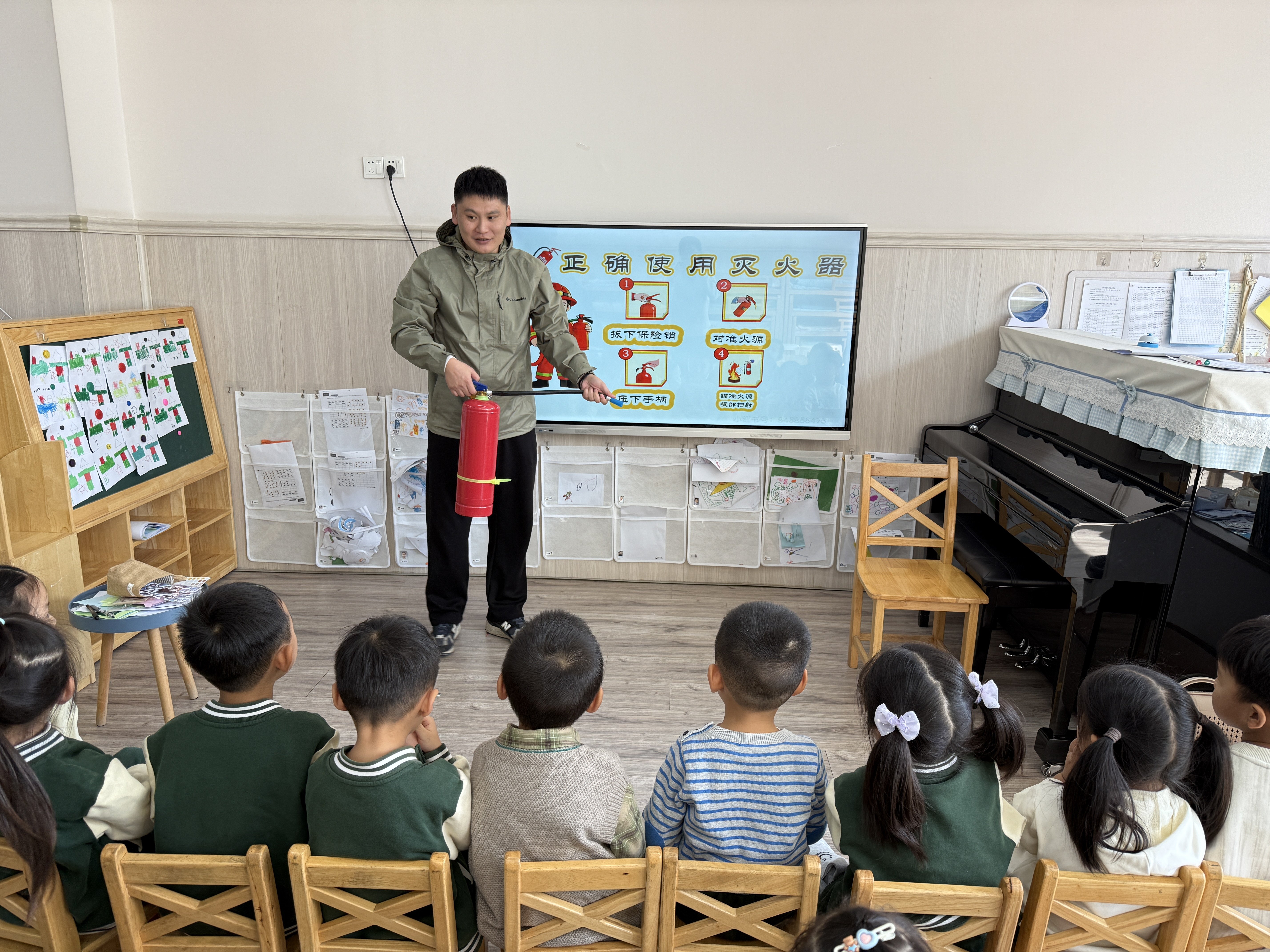 251023消防零距离 安全伴我行——栖霞幼儿园石埠湾园中一班家长助教活动 刘子慧_html_43af3826.jpg
