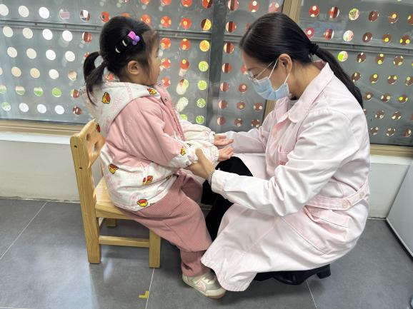 251022实战演练 筑牢防线——栖霞幼儿园云栖园手足口病应急演练 刘菁_html_m7bab1e32.jpg