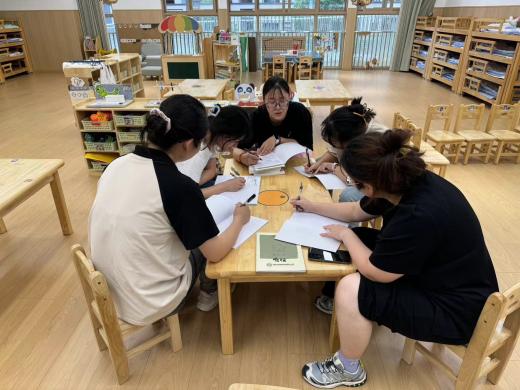 240829聚焦课程审议 推动主题开展--栖霞幼儿园云栖园小班年级组课程审议活动_html_7590803e.jpg