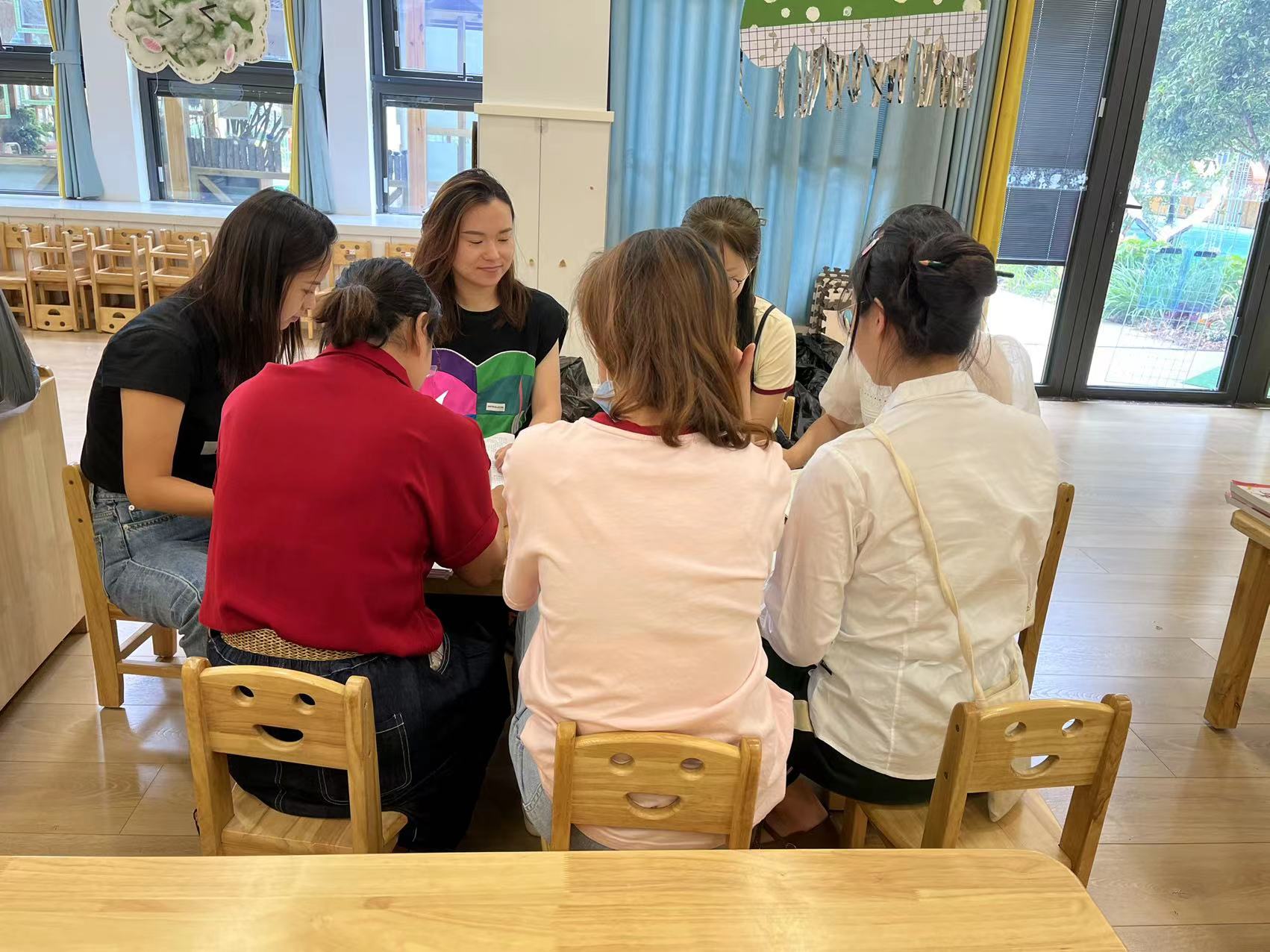 220628精课程审议 助力教师专业成长——栖霞幼儿园翡翠天域园小班年级组生成主题后审议_html_1daba902.jpg