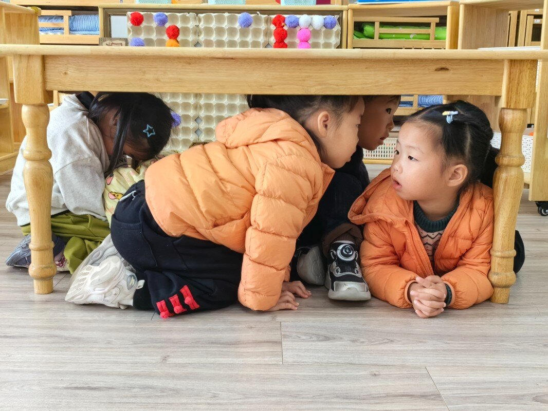 231030防暴演练  筑牢防线——栖霞幼儿园石埠湾园反恐防暴演练_html_495f4841.jpg