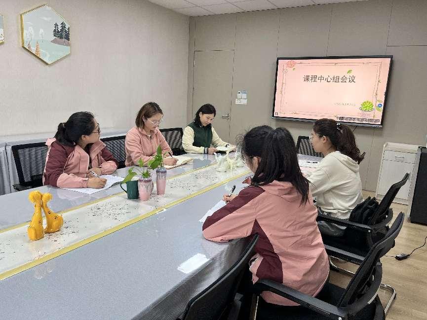 【枫香栖幼】紧跟幼儿脚步 立足课程审议  ——记栖霞幼儿园翡翠天悦园课程中心组教研活动