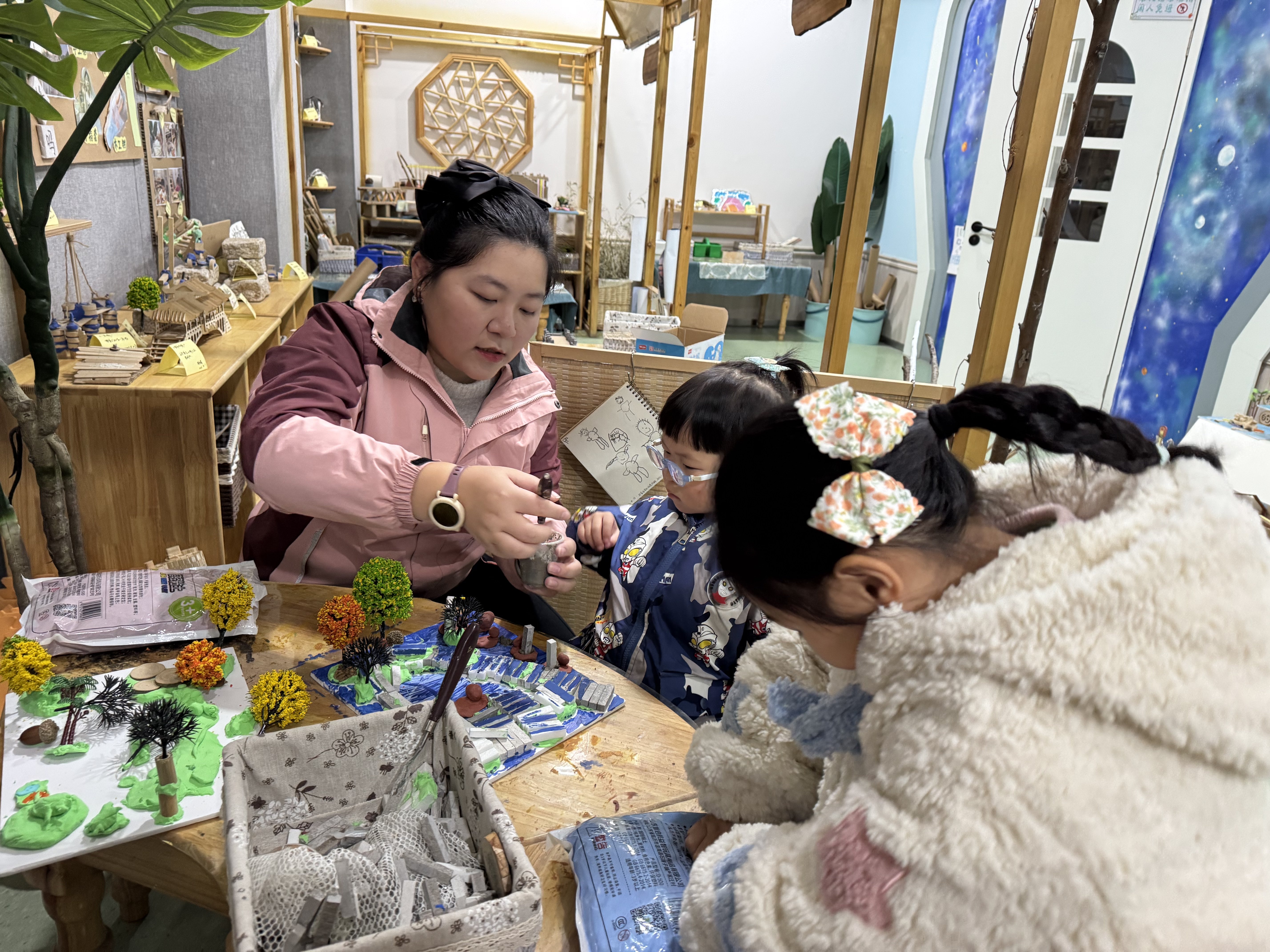 241211以材料为媒介 支持幼儿游戏——栖霞幼儿园石埠湾园园本研训活动（五）_html_27752c1f.jpg