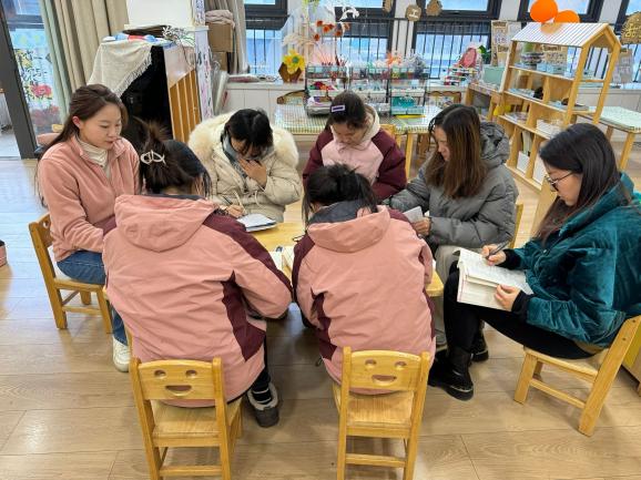 240103聚焦课程审议 共研主题审议——栖霞幼儿园翡翠天域园中班年级组课程审议活动_html_69a2b4ed.jpg