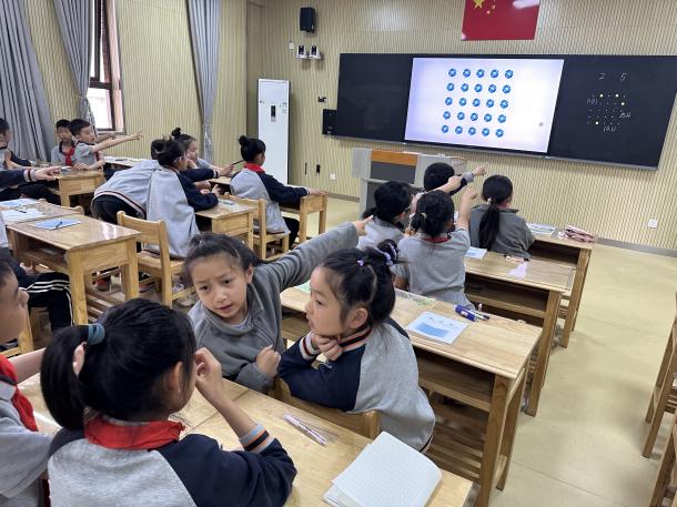 【湖畔•童化课堂】从具体到抽象，感悟数形结合——数学校本研修之课例研讨（173）_html_m2f0147cb.jpg