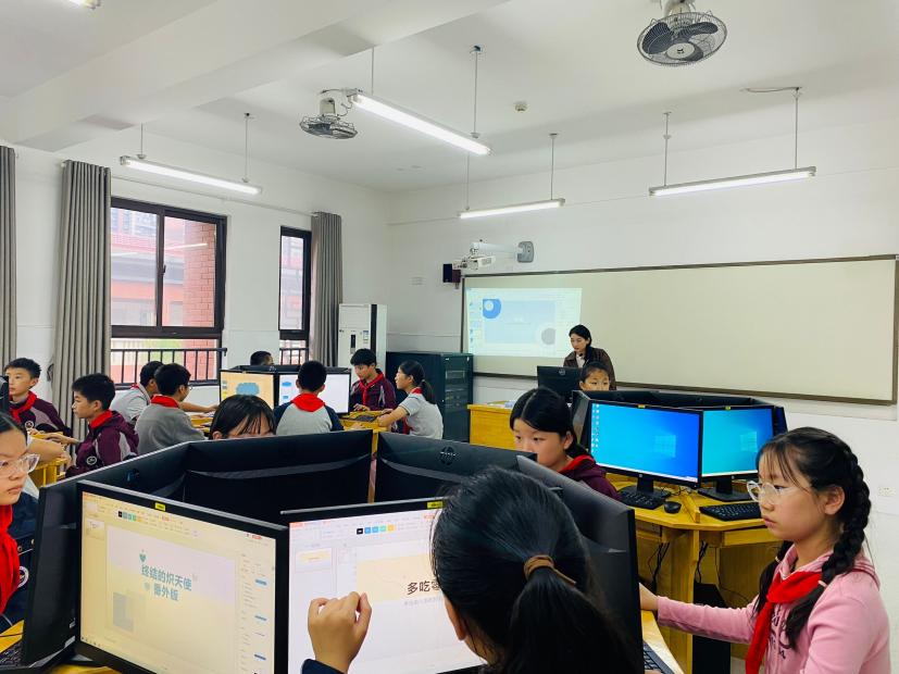 【湖畔·童化课堂】课堂展风采，以研促成长——记信息教研组第三次教研活动_html_m7c981fe7.jpg