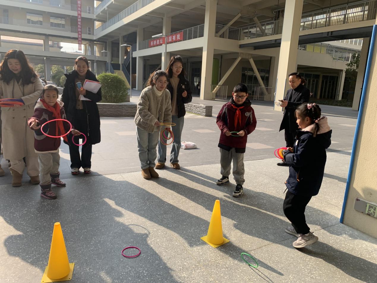 套出欢乐  圈住幸福——南京市金陵小学（仙林湖校区）欢乐套圈活动_html_7e80526f.jpg