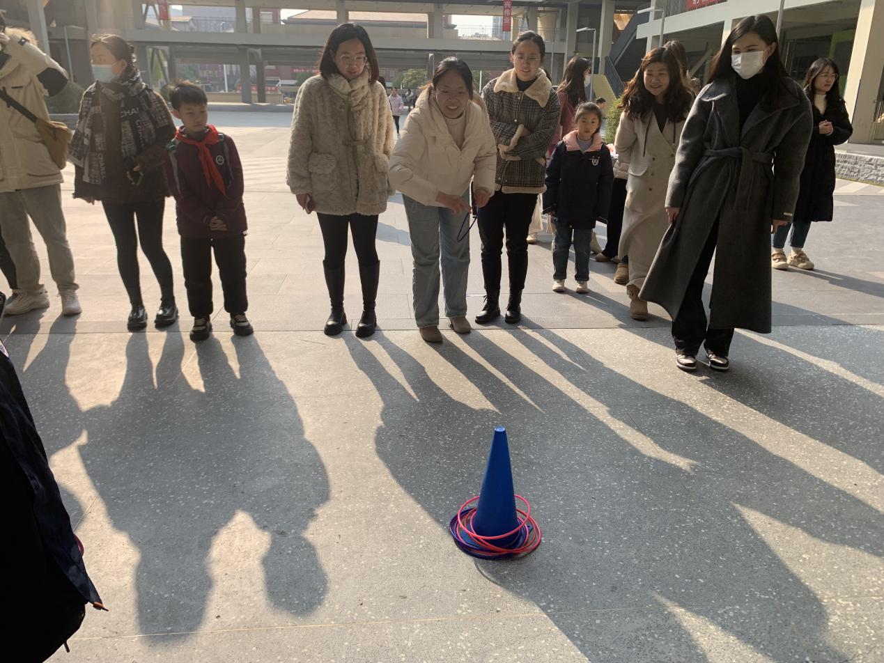 套出欢乐  圈住幸福——南京市金陵小学（仙林湖校区）欢乐套圈活动_html_154f3e65.jpg