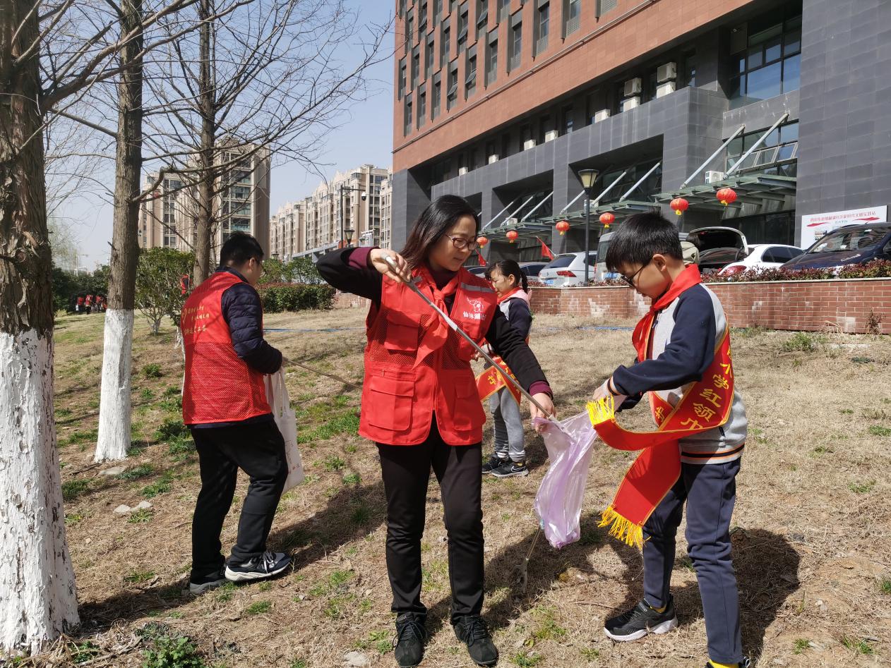 【博学广志】学习雷锋好榜样，携手共护景观河——记林卫云名师工作室与社区联动活动(1)_html_m78a27863.jpg