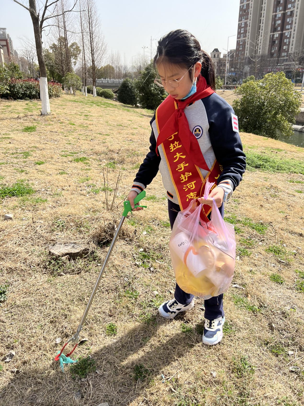 【博学广志】学习雷锋好榜样，携手共护景观河——记林卫云名师工作室与社区联动活动(1)_html_38262192.jpg