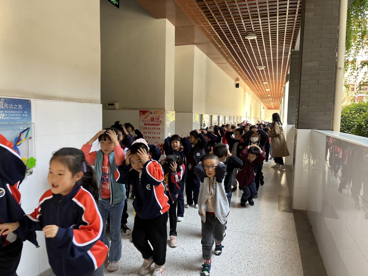 【湖畔·共佑安全】抓常态演练，护平安校园——金陵小学（仙林湖校区）开展地震应急疏散演练活动_html_120d200e.jpg