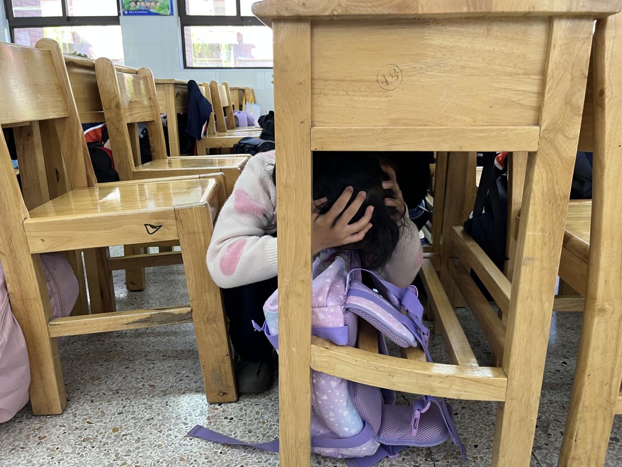 【湖畔·共佑安全】抓常态演练，护平安校园——金陵小学（仙林湖校区）开展地震应急疏散演练活动_html_m44926dbd.jpg