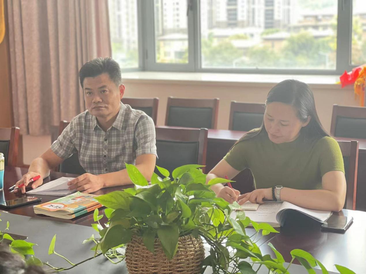 【黄文峰名师工作室】任务群理念下单元学习的设计与实施_html_6a01bbd7.jpg