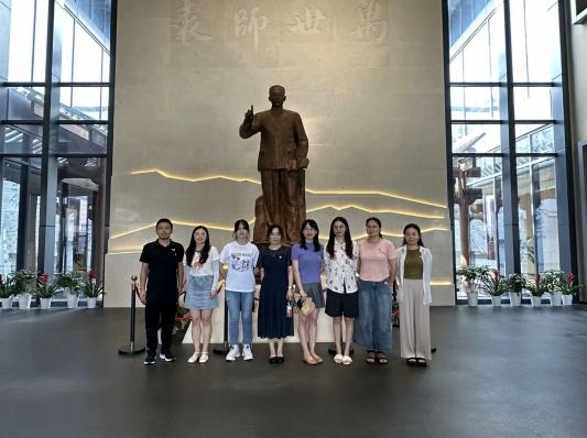 【二稿】七一党员外出学习师德馆新闻_html_m10c54f38.jpg