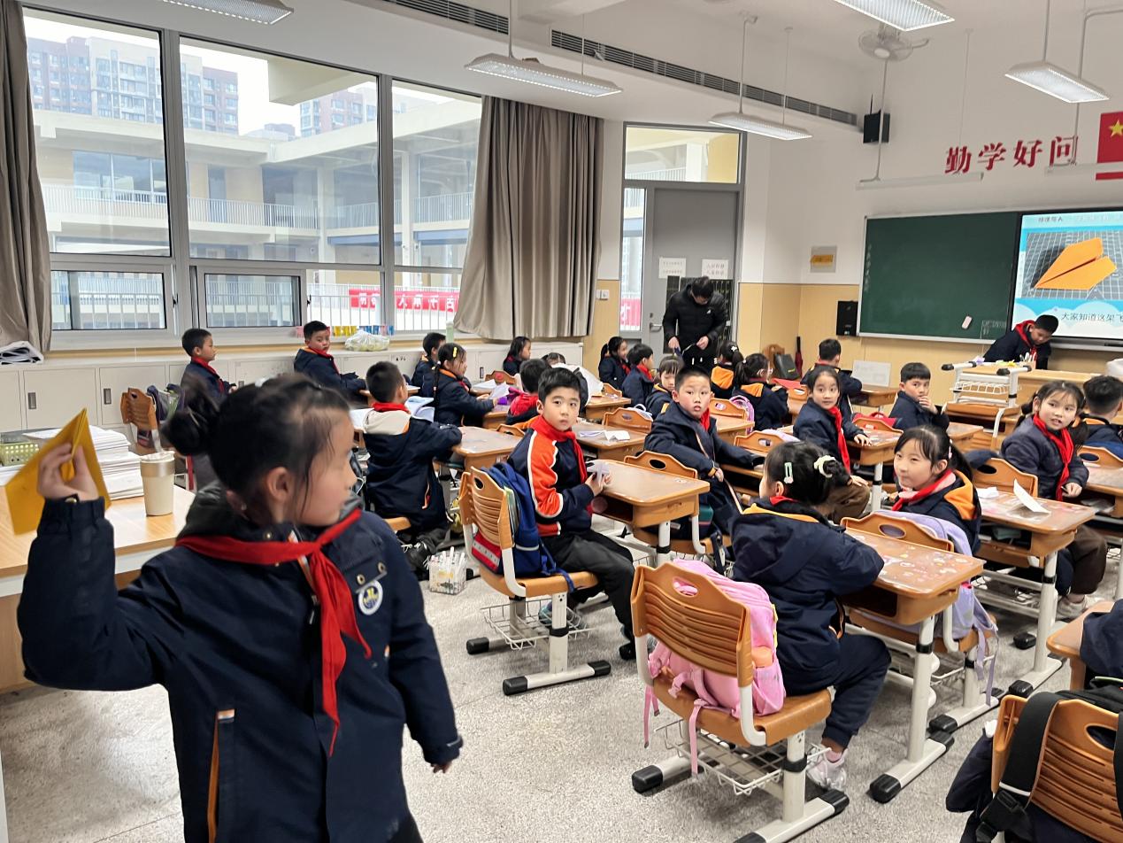【湖畔•家校共育】有趣的纸飞机（第一期）——二（21）班家长进课堂活动_html_m7bfab080.jpg