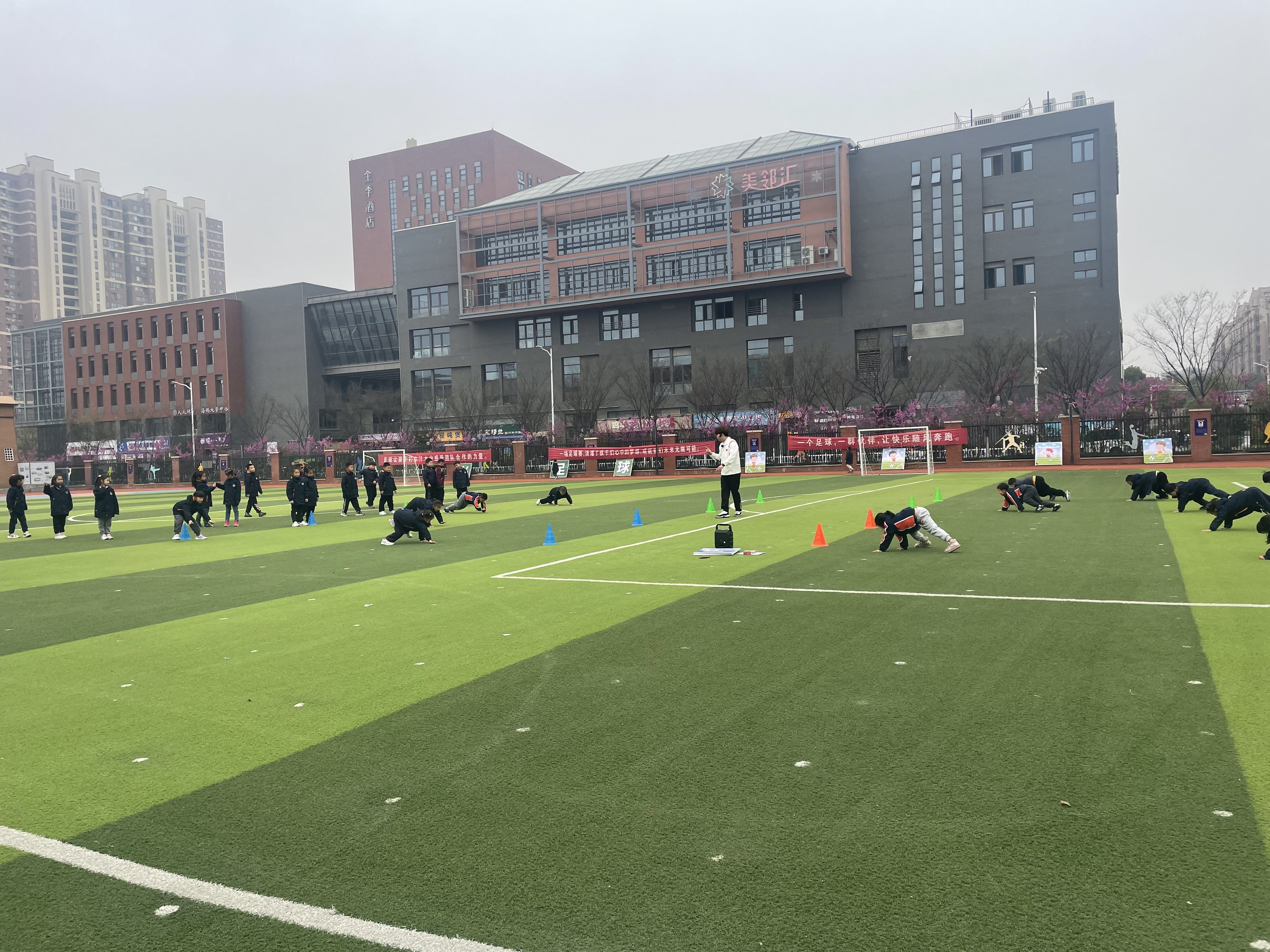 【湖畔·童化课堂】融学课堂 提质增效——体育校本研修之课例研讨（11）_html_m2b97086e.jpg