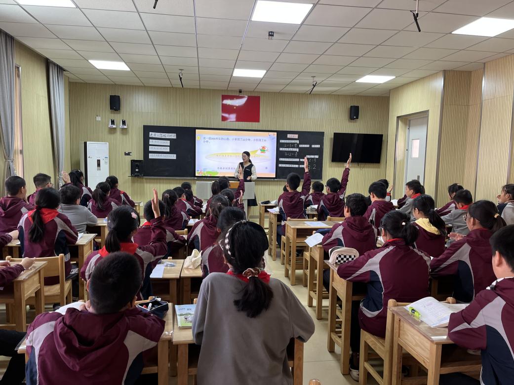 【湖畔·童化课堂】深入教材求本真 引领儿童历其美——数学校本研修之课例研讨（154）_html_m3fdd484d.jpg