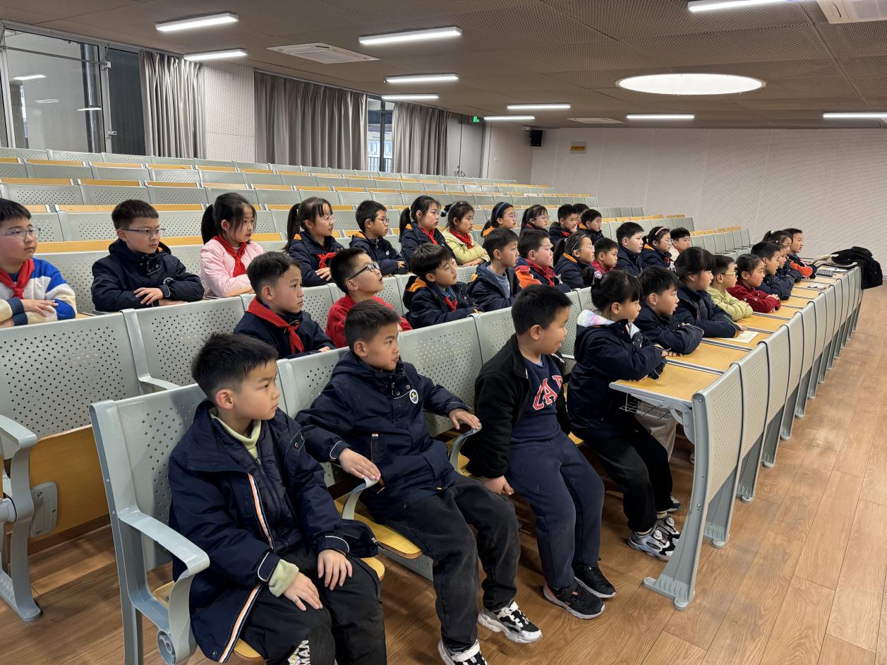 【湖畔·共佑安全】设立“小小安全员”，织密课间防护网_html_1a47552e.jpg