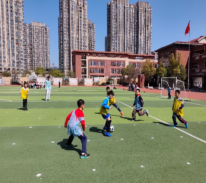 【湖畔·学生活动】童梦飞扬绿茵场，赛场足球我最强_html_59737f6f.jpg