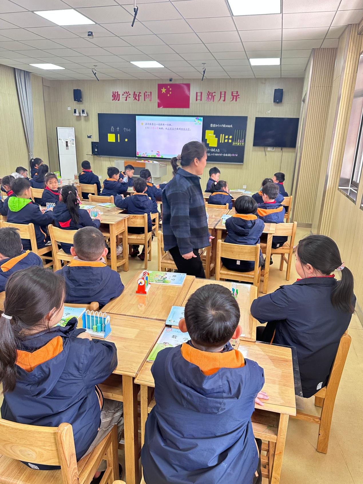 【湖畔•童化课堂】“让数感慢慢生长”——数学校本研修之课例研讨（248）_html_20334e3f.jpg